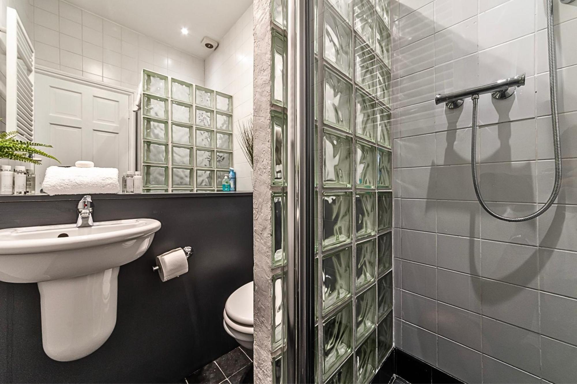 The Secret Kensington Garden Mews-2 Bedroom Full House-2 Train Lines- Spacious-Kings Road- Harrods -Chelsea Stadium-Private Small Patio Londra Dış mekan fotoğraf