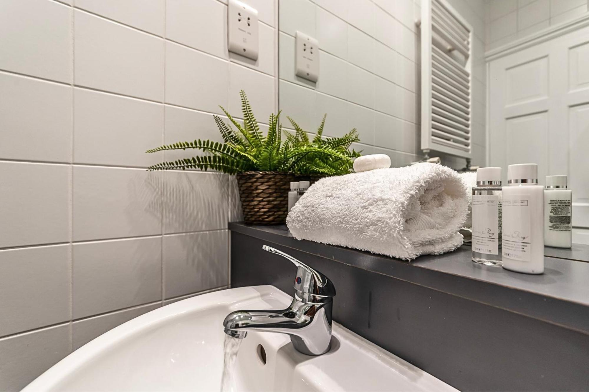 The Secret Kensington Garden Mews-2 Bedroom Full House-2 Train Lines- Spacious-Kings Road- Harrods -Chelsea Stadium-Private Small Patio Londra Dış mekan fotoğraf