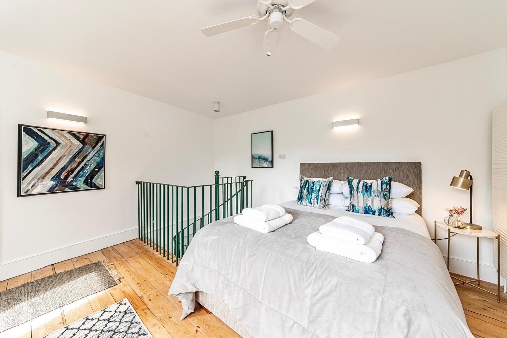 The Secret Kensington Garden Mews-2 Bedroom Full House-2 Train Lines- Spacious-Kings Road- Harrods -Chelsea Stadium-Private Small Patio Londra Dış mekan fotoğraf