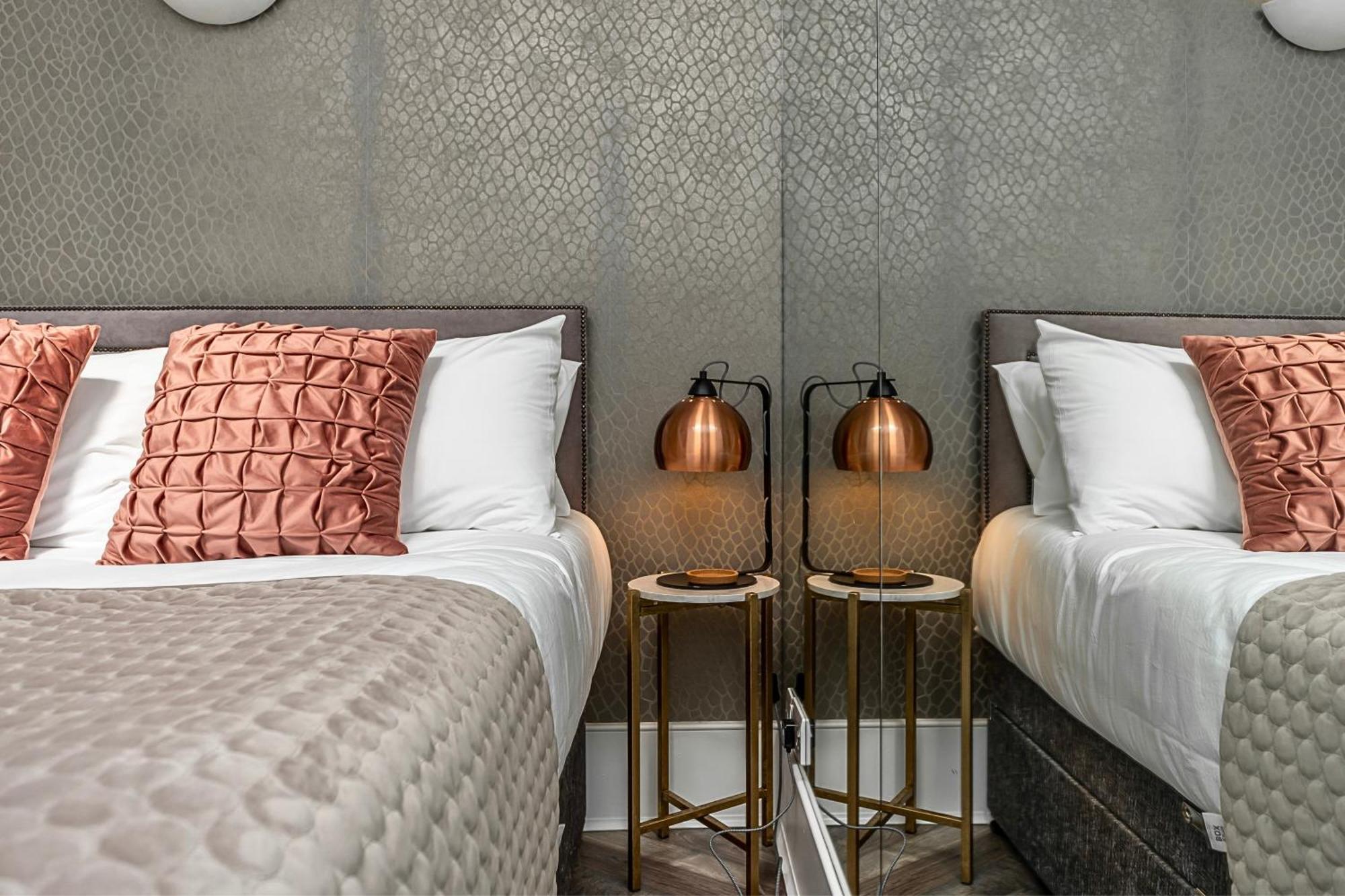 The Secret Kensington Garden Mews-2 Bedroom Full House-2 Train Lines- Spacious-Kings Road- Harrods -Chelsea Stadium-Private Small Patio Londra Dış mekan fotoğraf