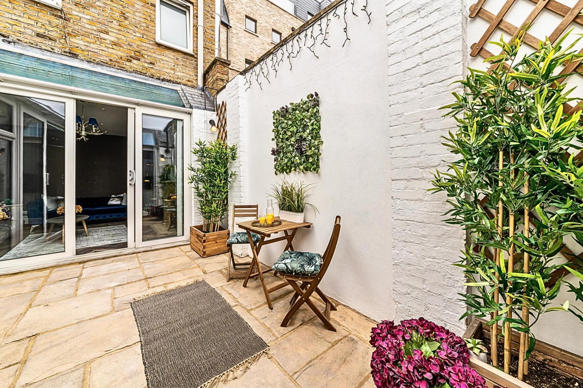 The Secret Kensington Garden Mews-2 Bedroom Full House-2 Train Lines- Spacious-Kings Road- Harrods -Chelsea Stadium-Private Small Patio Londra Dış mekan fotoğraf