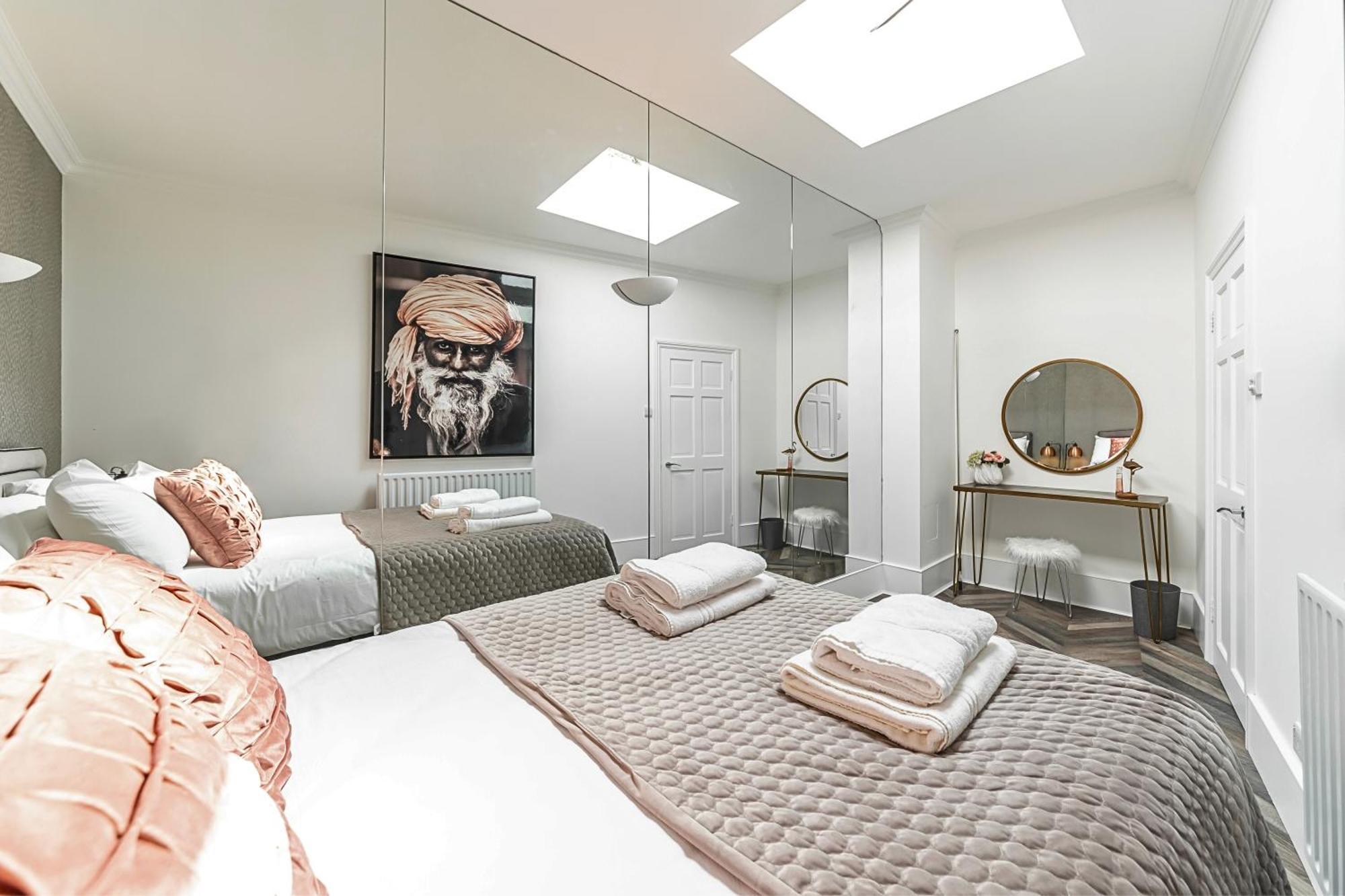 The Secret Kensington Garden Mews-2 Bedroom Full House-2 Train Lines- Spacious-Kings Road- Harrods -Chelsea Stadium-Private Small Patio Londra Dış mekan fotoğraf