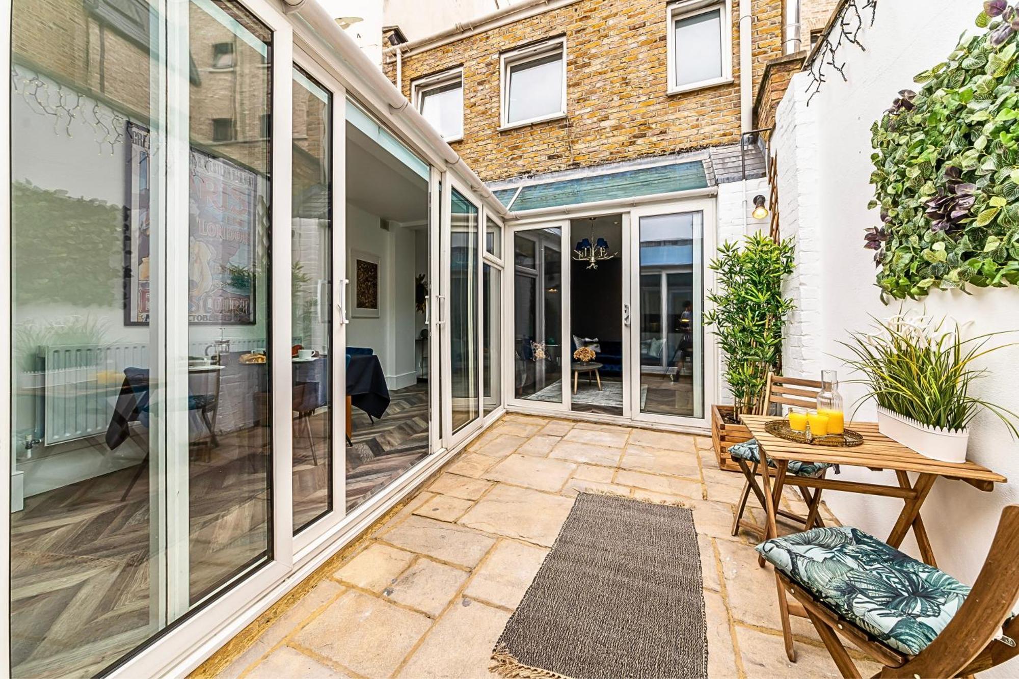 The Secret Kensington Garden Mews-2 Bedroom Full House-2 Train Lines- Spacious-Kings Road- Harrods -Chelsea Stadium-Private Small Patio Londra Dış mekan fotoğraf