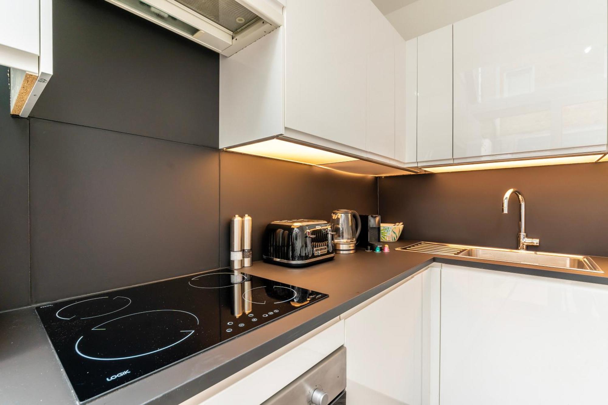 The Secret Kensington Garden Mews-2 Bedroom Full House-2 Train Lines- Spacious-Kings Road- Harrods -Chelsea Stadium-Private Small Patio Londra Dış mekan fotoğraf