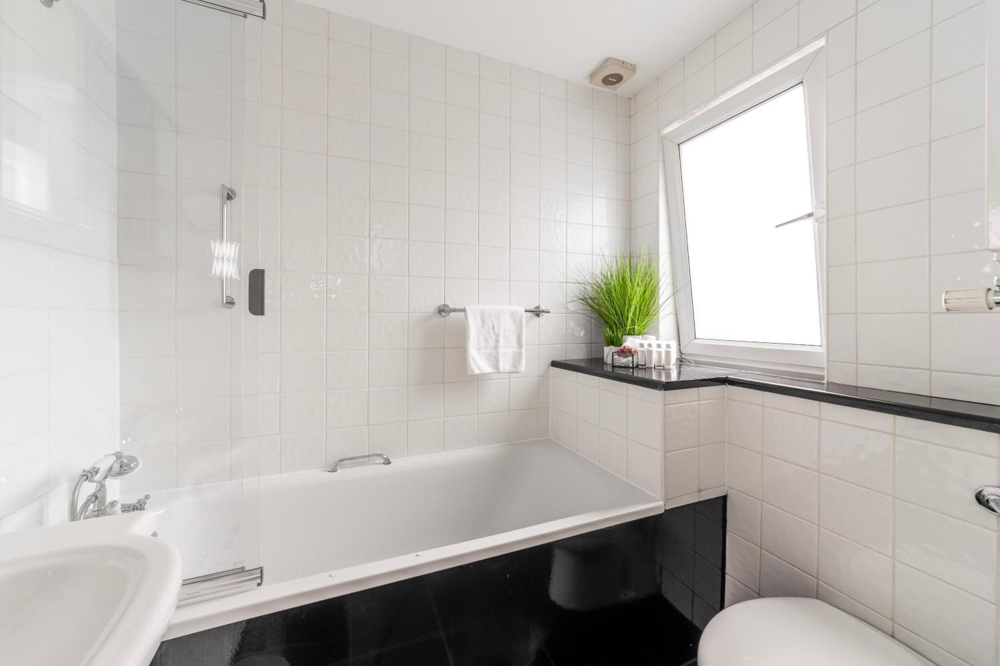 The Secret Kensington Garden Mews-2 Bedroom Full House-2 Train Lines- Spacious-Kings Road- Harrods -Chelsea Stadium-Private Small Patio Londra Dış mekan fotoğraf